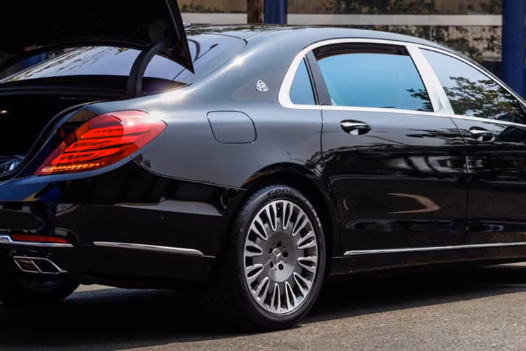 Xe sở hữu logo Maybach đặt trên trụ C, viền cửa mạ chrome bạc là điểm phân biệt giữa phiên bản siêu sang với những chiếc S-Class thường. Điểm khác biệt về thiết kế ngoại thất so với phiên bản tiêu chuẩn nằm ở lưới tản nhiệt 3 nan, bộ vành 19 inch đa chấu, ống xả kép...