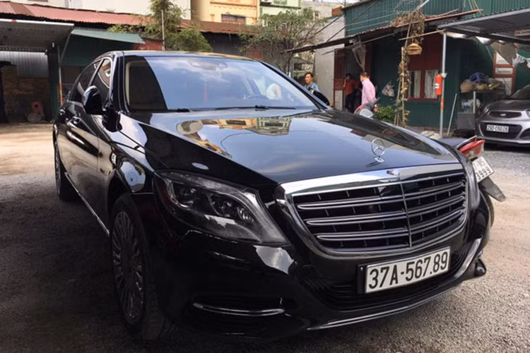  Mercedes-Maybach S600 là mẫu xe siêu sang được giới thiệu lần đầu tiên tại thị trường Việt Nam vào cuối tháng 1/2015. Đây là mẫu siêu xe hạng sang được các đại gia Việt ưa chuộng. Hiện có không dưới 60 xe Mercedes-Maybach S600 được cho ra biển trắng tại Việt Nam, trong đó, nhiều chiếc mang biển kiểm soát "khủng".