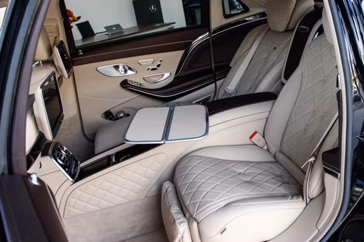 Hàng ghế sau có khoảng duỗi chân khá thoải mái nhờ trục cơ sở kéo dài. Nệm dầy, đặc biệt ghế master bên phía tay phải còn có nệm kê chân và chế độ masage cho chủ nhân giảm mệt mỏi. Trên bảng táp lô và cả hàng ghế sau đều được trang bị hệ thống màn hình màu đa phương tiện...