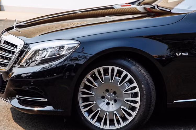 Được phát triển dựa trên dòng S-Class nhưng Mercedes-Maybach S600 sở hữu chiều dài tổng thể tăng 200 mm. Cụ thể, xe có chiều dài 5.453 mm, rộng 1.899 mm, cao 1.498 mm và chiều dài cơ sở 3.365 mm. Nhìn từ bên hông, chiếc xe siêu sang mang đường nét thiết kế của mẫu Maybach 57 vang danh một thời.