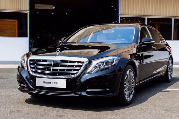 Mercedes-Maybach S600 khi được ra mắt thị trường Việt Nam có mức giá bán 9,669 tỷ đồng. Một năm sau, xe được điều chỉnh tăng thêm 270 triệu đồng lên mức 9,969 tỷ đồng. Sau đợt áp dụng mức thuế Tiêu thụ đặc biệt mới vào tháng 7/2016, Mercedes-Maybach S600 có mức tăng kỷ lục 4,2 tỷ đồng lên thành 14,2 tỷ đồng.