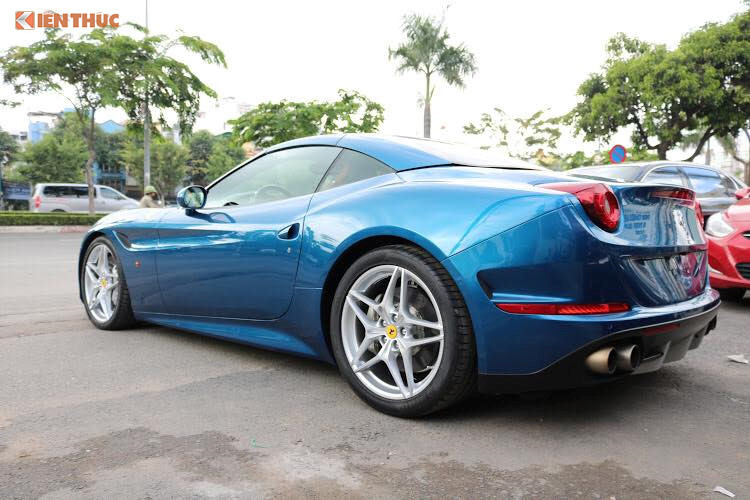 Ferrari California T mới tại Hải Phòng mang ngoại thất màu xanh nước biển. Xe vẫn giữ nguyên kiểu dáng như trên phiên bản California nhưng được trang bị động cơ mới, tên gọi được bổ sung thêm chữ “T” phía sau viết tắt của từ "Turbocharged" nhằm ám chỉ động cơ tăng áp kép.