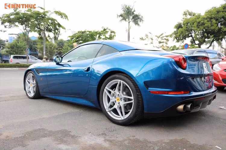 Ferrari California T mới tại Hải Phòng mang ngoại thất màu xanh nước biển. Xe vẫn giữ nguyên kiểu dáng như trên phiên bản California nhưng được trang bị động cơ mới, tên gọi được bổ sung thêm chữ “T” phía sau viết tắt của từ "Turbocharged" nhằm ám chỉ động cơ tăng áp kép.
