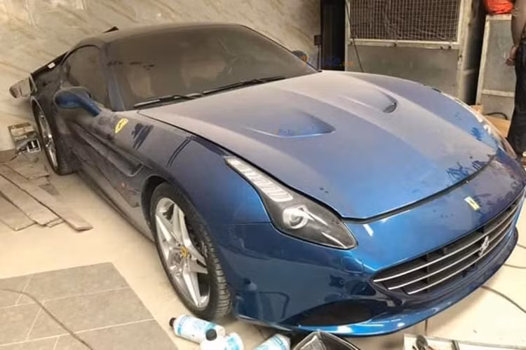 Tết Kỷ Hợi 2019 đã đến rất gần, tuy nhiên những hình ảnh về chiếc siêu xe Ferrari California T màu xanh nước biển tại Hải Phòng bất ngờ được chia sẻ lên mạng xã hội với ngoại thất bám đầy bụi do lâu ngày không được sử dụng đã khiến không ít cư dân mạng đau xót.