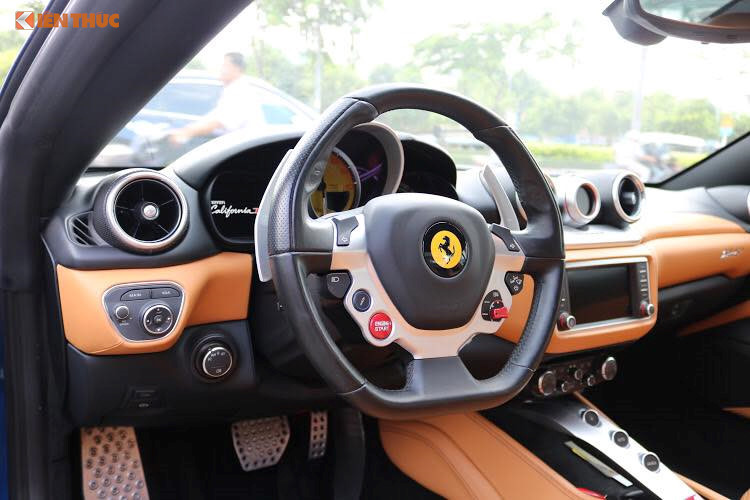 Ferrari California T thuộc dòng siêu xe mui trần nên chiếc mui xếp cứng chỉ mất khoảng 16 giây là có thể mở mui. Để đóng mui lại, người cầm lái cũng chỉ việc ấn nút. Ngay cả khi siêu xe này được chủ nhân cho đi dạo phố dưới 45 km/h, chiếc mui xếp cứng cũng có thể hoạt động đóng hoặc mở mui.