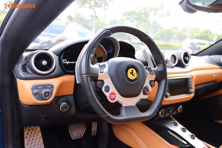 Ferrari California T thuộc dòng siêu xe mui trần nên chiếc mui xếp cứng chỉ mất khoảng 16 giây là có thể mở mui. Để đóng mui lại, người cầm lái cũng chỉ việc ấn nút. Ngay cả khi siêu xe này được chủ nhân cho đi dạo phố dưới 45 km/h, chiếc mui xếp cứng cũng có thể hoạt động đóng hoặc mở mui.
