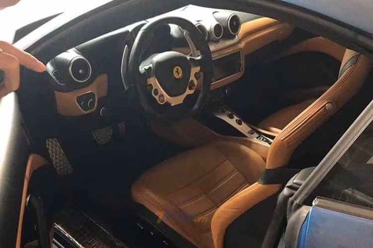 Theo người đăng ảnh, chiếc siêu xe Ferrari California T này được cho đã ra biển số mới và sắp lăn bánh trên đường phố Hải Phòng với biển kiểm soát "chánh tông" 15. Hiện chưa rõ thực hư thông tin này, tuy nhiên, nếu điều này thành sự thật, đây chính là chiếc siêu xe hiếm hoi mang biển kiểm soát của Hải Phòng.