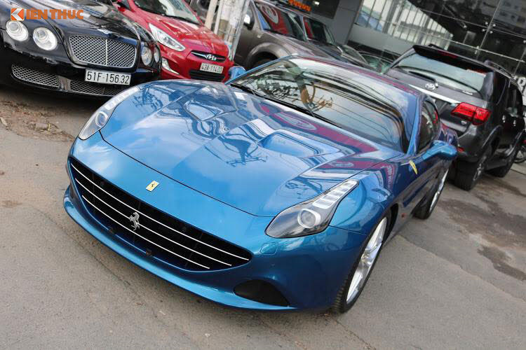 Chiếc siêu xe Ferrari bị bỏ xó này bám đầy bụi bẩn xuất hiện ở Hải Phòng này được xem là 1 trong 2 chiếc Ferrari California T được đưa về nước. Chiếc còn lại hiện đã được dán đổi màu từ xanh nước biển sang bạc và hiện đang nằm trong garage của doanh nhân Đặng Lê Nguyên Vũ.