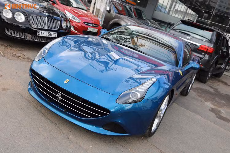 Chiếc siêu xe Ferrari bị bỏ xó này bám đầy bụi bẩn xuất hiện ở Hải Phòng này được xem là 1 trong 2 chiếc Ferrari California T được đưa về nước. Chiếc còn lại hiện đã được dán đổi màu từ xanh nước biển sang bạc và hiện đang nằm trong garage của doanh nhân Đặng Lê Nguyên Vũ.
