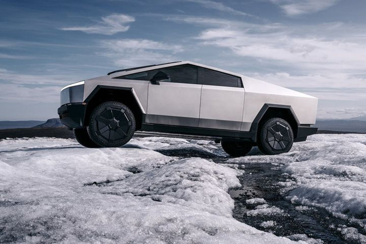 Tesla Cybertruck moi mua duoc 2 ngay da gi set, chu xe khoc rong-Hinh-2