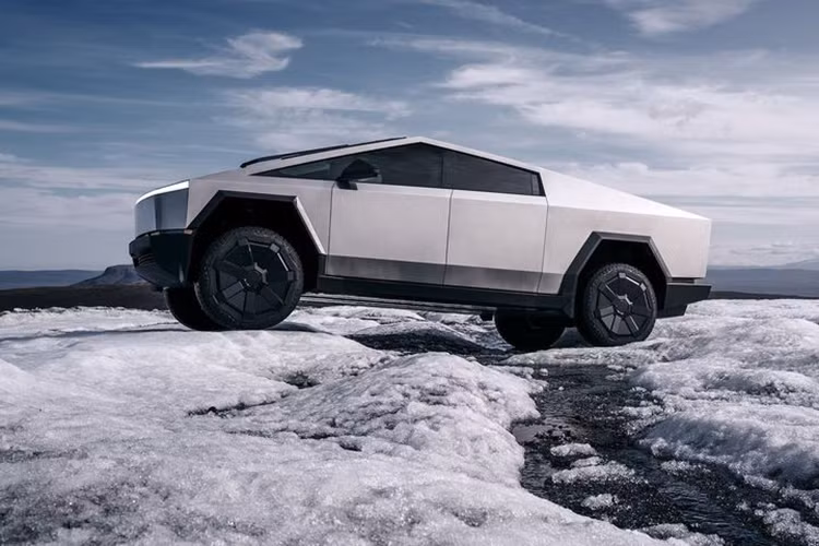 Tesla Cybertruck moi mua duoc 2 ngay da gi set, chu xe khoc rong-Hinh-2