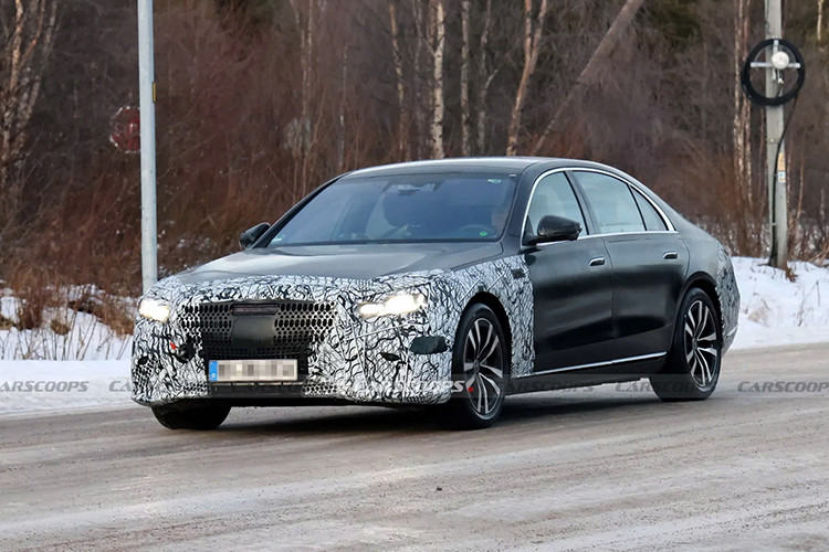 Thiết kế đèn mới này đã được giới thiệu lần đầu trên mẫu concept CLA vào năm 2023 và có thể sẽ xuất hiện trên các mẫu xe khác của thương hiệu trong tương lai. Lưới tản nhiệt của xe mở rộng, tạo nên vẻ ngoài hầm hố và mạnh mẽ hơn. Cản trước cũng được chỉnh sửa lại theo phong cách thể thao tương tự trên mẫu S63, đi kèm các hốc hút gió mới.