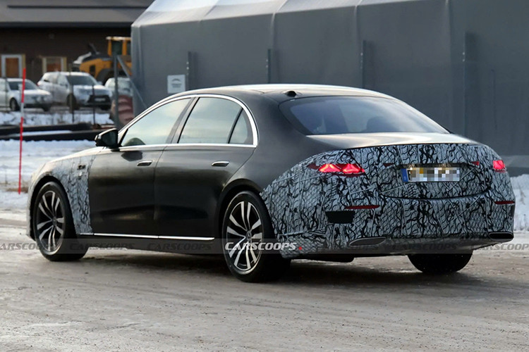 Mặc dù có sự thay đổi lớn ở phần đầu xe, phần thân của S-Class 2026 vẫn giữ nguyên bởi chi phí thay thế các tấm ốp thân xe là khá cao, ngay cả đối với một thương hiệu hạng sang như Mercedes. Đuôi xe cũng có một số điều chỉnh với cụm đèn hậu LED được thiết kế lại.