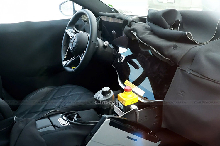 Không chỉ thay đổi về ngoại thất, nội thất của S-Class 2026 cũng được nâng cấp đáng kể. Bảng điều khiển mới được thiết kế lại, tích hợp màn hình Hyperscreen giống như trên mẫu xe điện EQS. Hệ thống này sẽ được trang bị các tính năng MBUX mới nhất, mặc dù Mercedes hiện chưa xác nhận chi tiết về các bản cập nhật phần mềm.