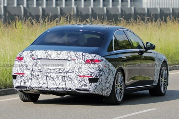 Về động cơ, các tùy chọn động cơ của S-Class 2026 sẽ giữ nguyên hầu hết các loại động cơ từ phiên bản hiện tại. Đầu tiên là động cơ tăng áp 3.0 lít 6 xi-lanh thẳng hàng cho công suất 442 mã lực và mô-men xoắn 559 Nm.