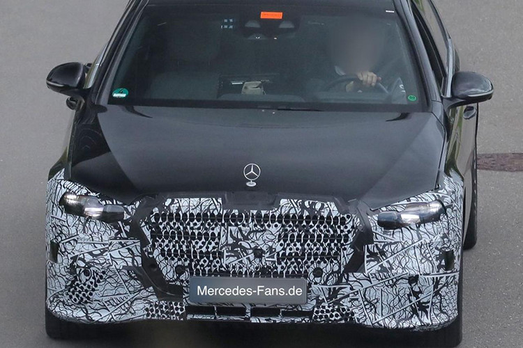 Phiên bản Maybach siêu sang của S-Class cũng sẽ nhận được những nâng cấp tương tự, bao gồm thiết kế trước và sau được sửa đổi, đèn LED hình ngôi sao ba cánh cùng nội thất cao cấp hơn. Dự kiến, phiên bản Maybach sẽ ra mắt đồng thời với S-Class tiêu chuẩn.