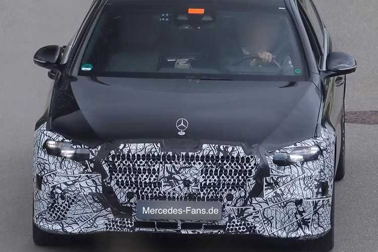 Phiên bản Maybach siêu sang của S-Class cũng sẽ nhận được những nâng cấp tương tự, bao gồm thiết kế trước và sau được sửa đổi, đèn LED hình ngôi sao ba cánh cùng nội thất cao cấp hơn. Dự kiến, phiên bản Maybach sẽ ra mắt đồng thời với S-Class tiêu chuẩn.