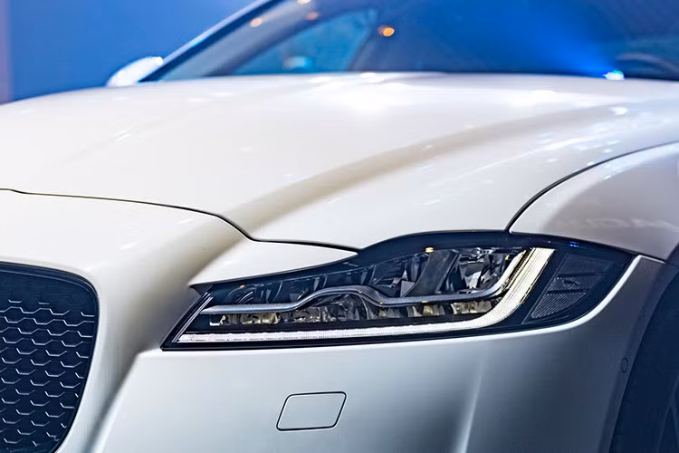 Jaguar XF hoàn toàn mới cũng là mẫu xe Jaguar đầu tiên được trang bị đèn pha hoàn toàn LED (full-LED). Xe có thiết kế khí động học hiệu quả, với hệ số cản khí động Cd 0.26. Về kích thước, ngắn hơn 7mm và thấp hơn 3mm so với mẫu cũ.