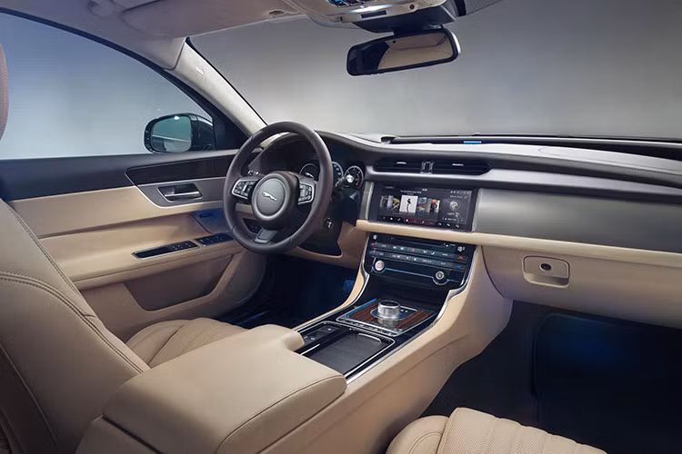 Xe được trang bị cửa sở trời toàn cảnh Panoramic sẽ giúp tăng cường ánh sáng tự nhiên và tạo cảm giác rộng rãi cho khoang hành khách. Hệ thống thông tin giải trí InControl Touch Pro màn hình cảm ứng 10.2 inch, hỗ trợ Apple CarPlay và Android Auto. Hệ thống loa hiệu ứng vòm Meridian, 17 loa, công suất 825W.