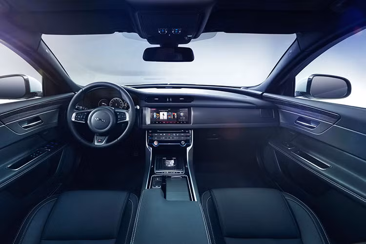 Bên trong nội thất xe, Jaguar XF 2016 được kế thừa khá nhiều từ sự sang trọng vốn có của dòng XJ với phong cách Riva Hoop. Bên cạnh đó, XF tạo được ấn tượng tốt hơn với các chất liệu bằng gỗ và kim loại ví dụ như bề mặt gỗ Gloss Figured Ebony và tấm kim loại Dark Hex.