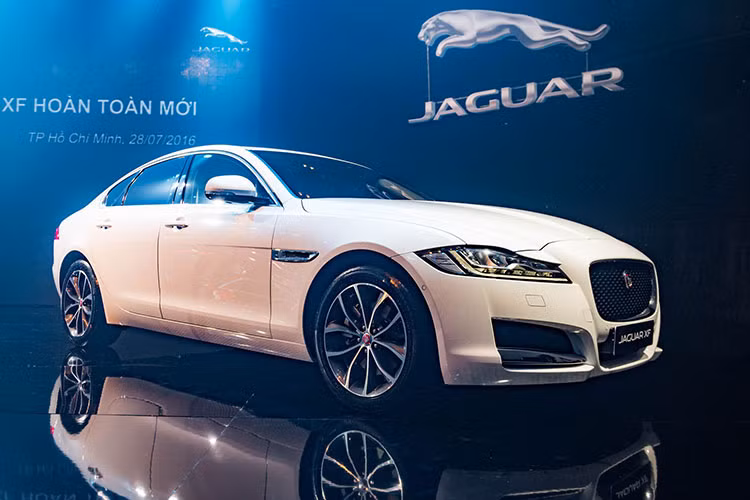 Sedan cỡ trung hạng sang Jaguar XF 2016 được hãng xe Anh quốc ra mắt toàn cầu tại London từ cuối tháng 03/2015. Như vậy phải sau hơn một năm, UK Auto - nhà nhập khẩu và phân phối chính thức xe Jaguar - mới đưa mẫu xe này về phân phối cho khách hàng Việt Nam.