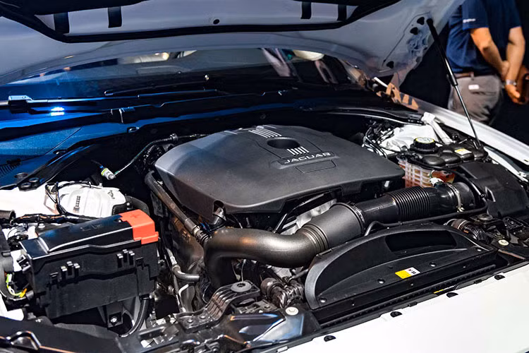 Trên nhiều thị trường thế giới, Jaguar XF có cả động cơ xăng và diesel. Tuy nhiên tại Việt Nam, UK Auto giới thiệu mẫu XF 2016 mới với hai phiên bản động cơ xăng I4 2.0L tăng áp và V6 3.0 Supercharged - đều được trang bị hộp số tự động 8 cấp.