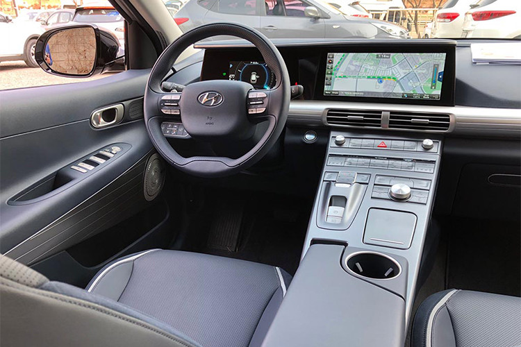 Mẫu crossover này được cung cấp một loạt các công nghệ hỗ trợ người lái mới bao gồm một màn hình hiển thị hình ảnh ở các điểm mù. Thông qua các camera góc rộng được bố trí ở mỗi bên hông xe, người lái sẽ bao quát được hết hình ảnh ở các điểm mù – vốn không thể nhìn thấy qua cặp gương chiếu hậu truyền thống.