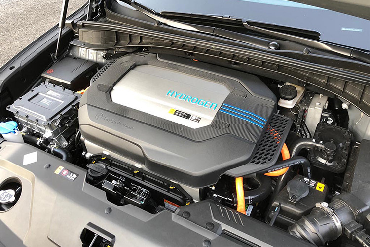 Ngoài ra Nexo còn có tính năng hỗ trợ đỗ xe bằng điều khiển từ xa, bạn hoàn toàn có thể đỗ hoặc lấy xe ra mà không cần phải bước vào bên trong, trực tiếp cầm vô lăng. Pin nhiên liệu sẽ được áp dụng bảo hành 10 năm hoặc 160.000 km. Tuy nhiên chưa rõ danh mục này có được áp dụng cho thị trường toàn cầu hay không.