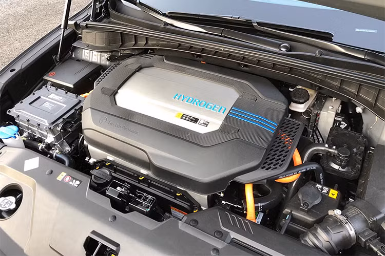 Ngoài ra Nexo còn có tính năng hỗ trợ đỗ xe bằng điều khiển từ xa, bạn hoàn toàn có thể đỗ hoặc lấy xe ra mà không cần phải bước vào bên trong, trực tiếp cầm vô lăng. Pin nhiên liệu sẽ được áp dụng bảo hành 10 năm hoặc 160.000 km. Tuy nhiên chưa rõ danh mục này có được áp dụng cho thị trường toàn cầu hay không.