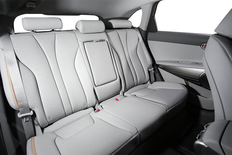 Đây cũng trở thành mẫu xe đầu tiên của Hyundai được trang bị hệ thống hỗ trợ giữ làn đường, toàn bộ hình ảnh từ các camera của xe sẽ được hiện lên màn hình trung tâm. Nhà sản xuất cho biết, hệ thống sẽ tự động điều chỉnh vô lăng để giúp Nexo luôn di chuyển ở trung tâm làn đường.