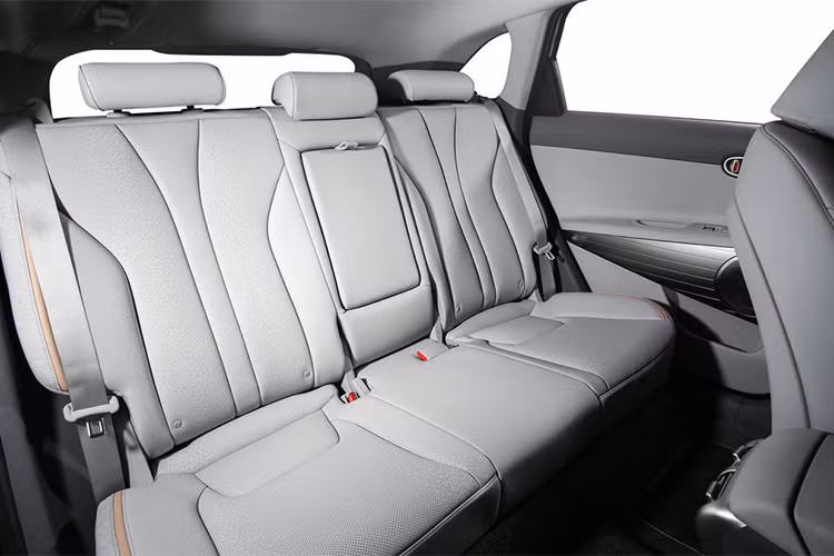 Đây cũng trở thành mẫu xe đầu tiên của Hyundai được trang bị hệ thống hỗ trợ giữ làn đường, toàn bộ hình ảnh từ các camera của xe sẽ được hiện lên màn hình trung tâm. Nhà sản xuất cho biết, hệ thống sẽ tự động điều chỉnh vô lăng để giúp Nexo luôn di chuyển ở trung tâm làn đường.