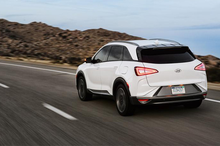 Hyundai cho biết Nexo có khối pin điện cho công suất 160 mã lực (120 kW) và mô men xoắn tối đa 394 Nm, Nexo mất 9,5 giây để tăng tốc từ 0 lên 100km/giờ – nhanh hơn 3 giây so với Tucson FCV. Phạm vi hoạt động của Nexo cũng xa hơn đáng kể (595 km) so vớiTucson FCV (426 km).