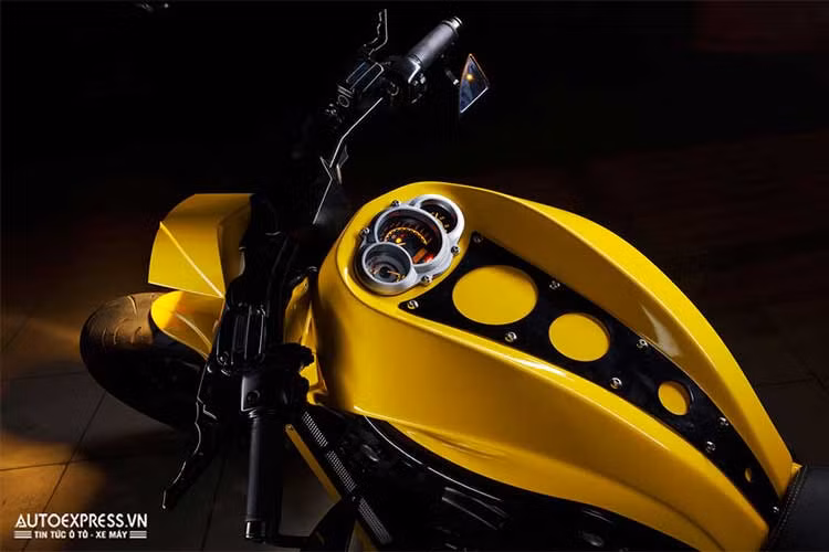 Bình xăng của chiếc xe cũng không còn nguyên bản khi chủ nhân đã đặt gò lại với những đường nét góc cạnh, cứng cáp hơn. Cụm đồng hồ đa chức năng đã được tích hợp một cách khéo léo vào bình xăng của xe.