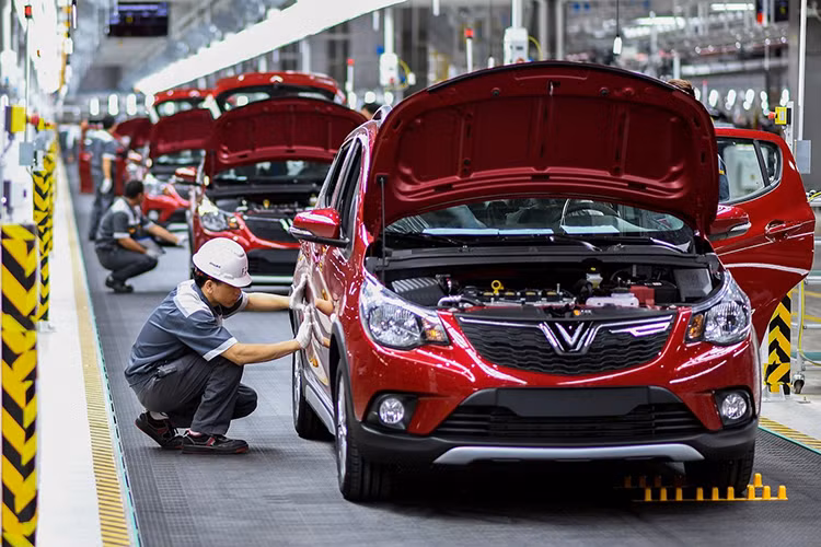 Theo số liệu mới nhất từ các doanh nghiệp, top ôtô bán chạy nhất Việt Nam tháng 5/2020 chứng kiến hàng loạt sự xáo trộn, lật đổ thú vị, trong đó quá nửa sụt giảm so với cùng kỳ do ảnh hưởng nặng nề của dịch Covid-19.