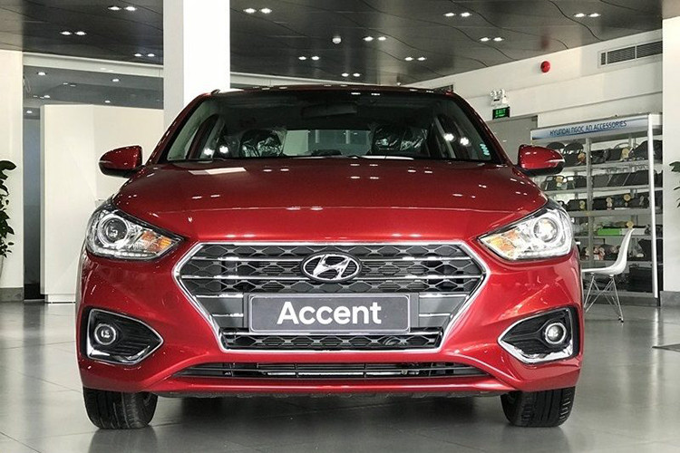 Đặc biệt, trong lần xếp hạng này Hyundai góp mặt 3 xe. Tuy nhiên, dù vẫn là xe Hyundai bán chạy nhất nhưng Accent đã tụt 3 bậc xuống vị trí thứ 5 trong danh sách với 1.128 xe được giao đến khách hàng. Hyundai Accent là mẫu xe Sedan hạng B, được lắp ráp trong nước vào năm 2018 và được phân phối với 4 phiên bản có giá niêm yết từ 426 - 542 triệu đồng.