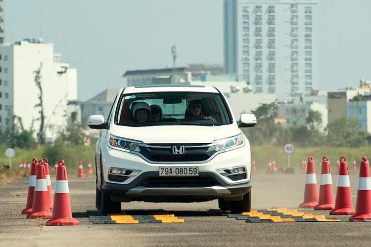 Một điều khá bất ngờ khi vị trí thứ 2 thuộc về mẫu xe Honda CR-V với 1.581 xe. Đây là tháng Honda CR-V ghi nhận doanh số kỷ lục từ đầu năm tới nay. Tăng trưởng 285% so với tháng trước và tăng 4 bậc so với bảng xếp hạng. Theo đó, nguyên nhân khiến doanh số tăng trưởng vượt bậc là do các đại lý giảm giá, xả hàng chuẩn bị chào đón phiên bản nâng cấp mới lắp ráp trong nước sẽ được ra mắt trong thời gian tới.