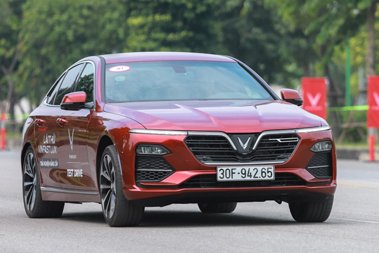 Ngoài Fadil, VinFast còn ghi tên mình trong danh sách tháng 5/2020 với mẫu sedan Lux A2.0, đạt doanh số bán ra với 682 xe, xếp ở vị trí thứ 8. Kết quả này là nhờ các chương trình kích cầu được VinFast tung ra, như giảm giá, hỗ trợ đổi cũ lấy mới, tăng thời gian bảo hành. 