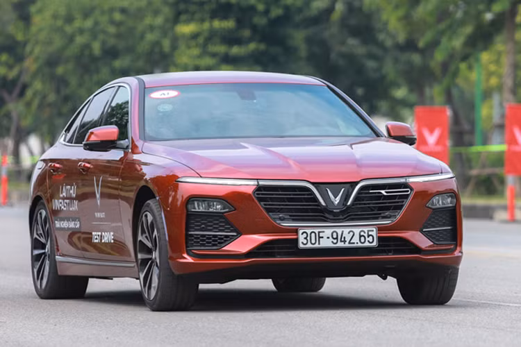 Ngoài Fadil, VinFast còn ghi tên mình trong danh sách tháng 5/2020 với mẫu sedan Lux A2.0, đạt doanh số bán ra với 682 xe, xếp ở vị trí thứ 8. Kết quả này là nhờ các chương trình kích cầu được VinFast tung ra, như giảm giá, hỗ trợ đổi cũ lấy mới, tăng thời gian bảo hành. 