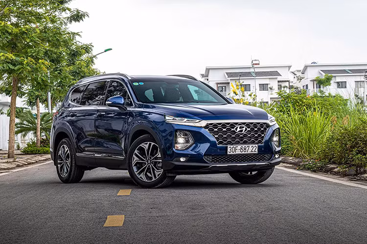 Hyundai SantaFe với doanh số bán ra là 665 xe và góp mặt vào Top 10 xe bán chạy nhất tháng 5. Hiện, phân khúc SUV 7 chỗ tại Việt Nam vẫn là cuộc đấu sống còn của Hyundai SantaFe, Toyota Fortuner hay Ford Everest... Tuy nhiên mẫu xe Hàn vẫn được nhiều người dùng ưa chuộn nhất hiện nay.