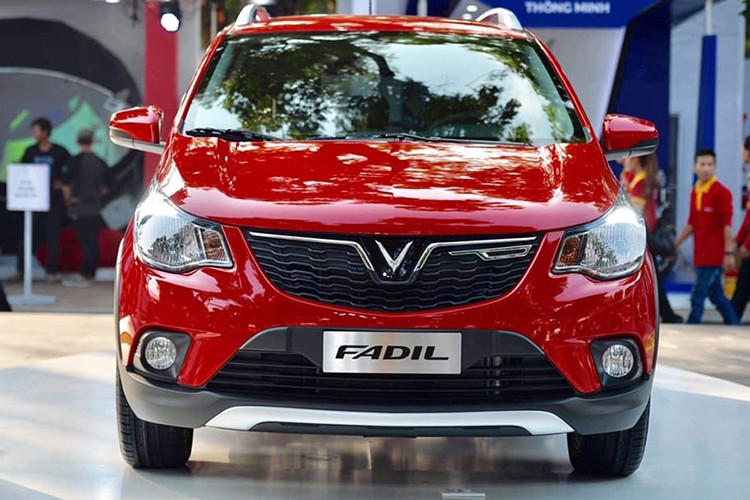Bất ngờ lớn nhất trong top 10 ôtô bán chạy nhất Việt Nam lần này là việc VinFast lần đầu tiên có mặt và thậm chí có tới 2 đại diện là Fadil và Lux A2.0. Với tổng số 1.156 xe bán ra chỉ trong tháng 5/2020, VinFast Fadil đứng vị trí thứ 4 nhưng dẫn đầu phân khúc A, lật đổ thế “độc tôn” của Hyundai Grand i10. Điều này cho thấy đây sẽ là ứng viên nặng ký nhất cho vị trí ngôi vương toàn diện phân khúc xe nhỏ giá rẻ thời gian tới.