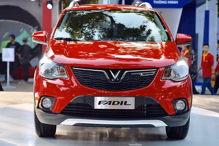 Bất ngờ lớn nhất trong top 10 ôtô bán chạy nhất Việt Nam lần này là việc VinFast lần đầu tiên có mặt và thậm chí có tới 2 đại diện là Fadil và Lux A2.0. Với tổng số 1.156 xe bán ra chỉ trong tháng 5/2020, VinFast Fadil đứng vị trí thứ 4 nhưng dẫn đầu phân khúc A, lật đổ thế “độc tôn” của Hyundai Grand i10. Điều này cho thấy đây sẽ là ứng viên nặng ký nhất cho vị trí ngôi vương toàn diện phân khúc xe nhỏ giá rẻ thời gian tới.