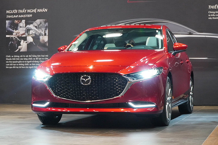 Mazda3 đứng ở vị trí cuối bảng với doanh số 652 xe được giao đến tay khách hàng, trước đó trong tháng 4 Mazda3 bị đá văng khỏi Top 10 xe bán chạy nhất. Trên thực tế, nhìn vào doanh số trên có thể thấy Mazda3 thế hệ mới gặp nhiều khó khăn khi ra mắt thị trường Việt Nam với mức giá khá cao so với các đối thủ cùng phân khúc dù có nhiều cải tiến đột phá. Video: Covid-19 "Cú knock-out" với kinh doanh xe hơi (Nguồn: VTC1).