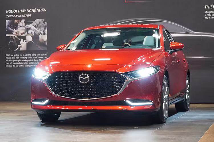 Mazda3 đứng ở vị trí cuối bảng với doanh số 652 xe được giao đến tay khách hàng, trước đó trong tháng 4 Mazda3 bị đá văng khỏi Top 10 xe bán chạy nhất. Trên thực tế, nhìn vào doanh số trên có thể thấy Mazda3 thế hệ mới gặp nhiều khó khăn khi ra mắt thị trường Việt Nam với mức giá khá cao so với các đối thủ cùng phân khúc dù có nhiều cải tiến đột phá. Video: Covid-19 "Cú knock-out" với kinh doanh xe hơi (Nguồn: VTC1).