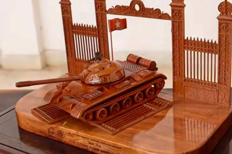 Tho moc Bac Ninh lam “xe tang go” tang Thu tuong dip le 30/4-Hinh-2