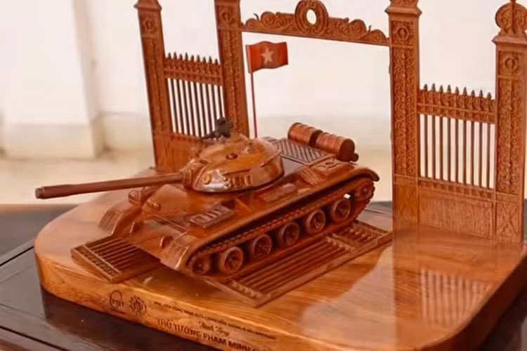 Tho moc Bac Ninh lam “xe tang go” tang Thu tuong dip le 30/4-Hinh-2