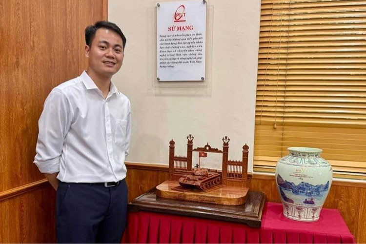 Tho moc Bac Ninh lam “xe tang go” tang Thu tuong dip le 30/4-Hinh-3