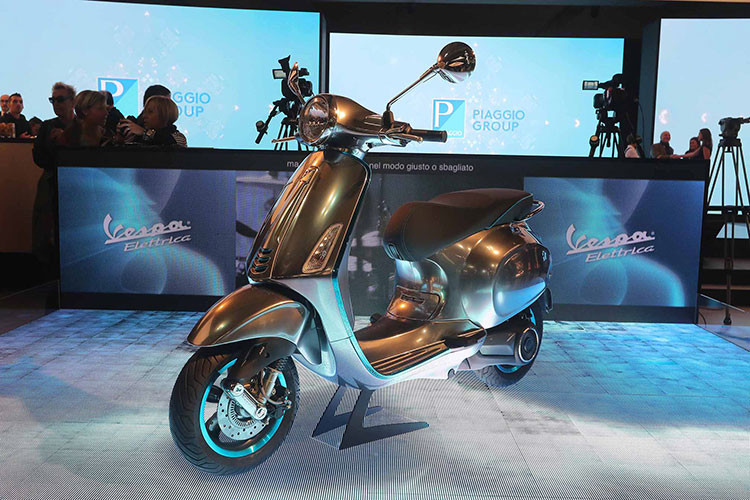 Với mức giá này, Vespa Elettrica sẽ còn đắt hơn cả phiên bản đặc biệt Notte của chiếc GTS 300 Super tại châu Âu (6.180 Euro). Tuy nhiên, Vespa cũng đưa ra phương án trả góp 99 Euro/tháng, với số tiền trả trước khá nhỏ. Phương án trả góp này cũng sẽ kèm theo dịch vụ Vespa Care với các dịch vụ bảo dưỡng trong 36 tháng hoặc 10.000km, gói gia hạn bảo hành 12 tháng cùng các tiện ích khác như kiểm tra pin định kỳ...