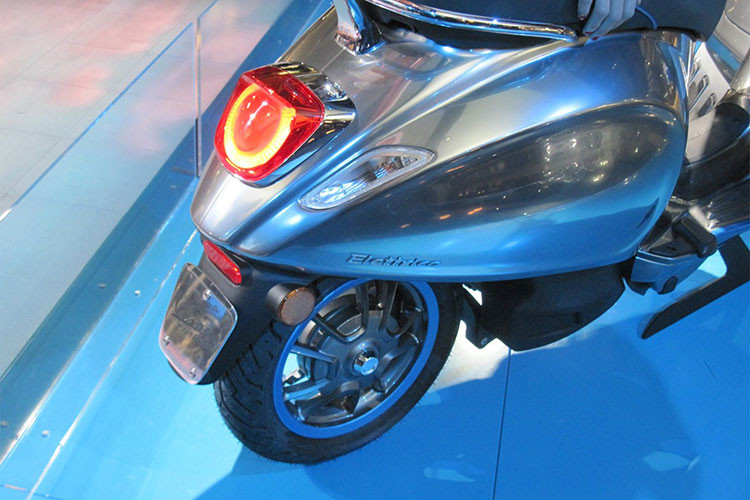 Piaggio chưa công bố tốc độ tối đa của Vespa Elettrica, nhưng cho biết chiếc xe sẽ có chế độ lái "Eco" tiết kiệm nhiên liệu và giới hạn tốc độ ở mức 30km/h. Không chỉ có các trang bị giống những mẫu xe ga hiện đại như bảng đồng hồ màn hình màu, cổng sạc USB, khoang chứa đồ đựng được 1 mũ bảo hiểm dưới yên. 