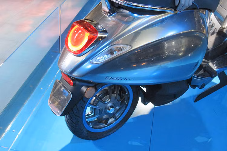 Piaggio chưa công bố tốc độ tối đa của Vespa Elettrica, nhưng cho biết chiếc xe sẽ có chế độ lái "Eco" tiết kiệm nhiên liệu và giới hạn tốc độ ở mức 30km/h. Không chỉ có các trang bị giống những mẫu xe ga hiện đại như bảng đồng hồ màn hình màu, cổng sạc USB, khoang chứa đồ đựng được 1 mũ bảo hiểm dưới yên. 