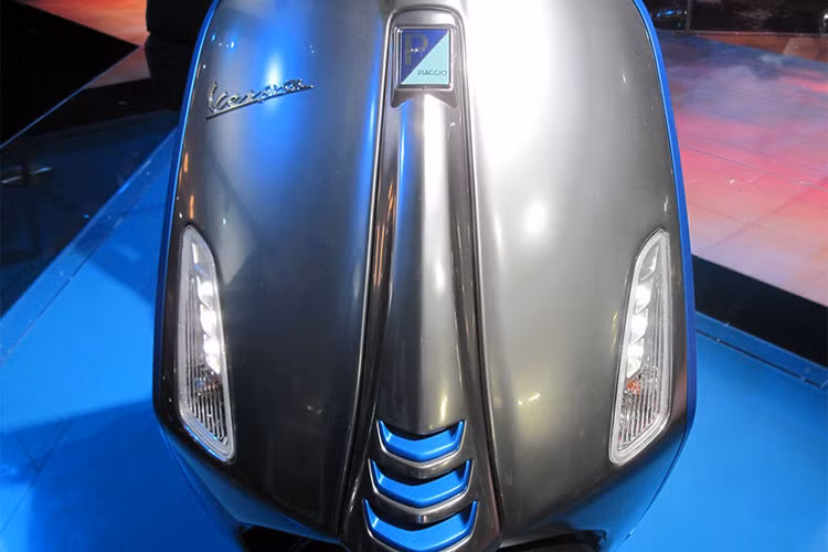 Xe sở hữu đồng hồ màn hình điện tử ngoài khả năng hiển thị các thông số như lượng pin, tốc độ, giờ giấc còn có khả năng kết nối Bluetooth với điện thoại thông minh. Các chi tiết và kích thước tổng thể của xe ga chạy điện Elettrica khác với cặp vành 11 inch 5 cánh đơn cùng hệ thống phanh đĩa trước và phanh đùm cho bánh sau.